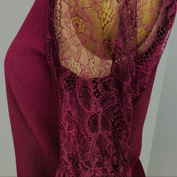Express V-Neck Lace Sleeve Talk - Picture 3 of 8